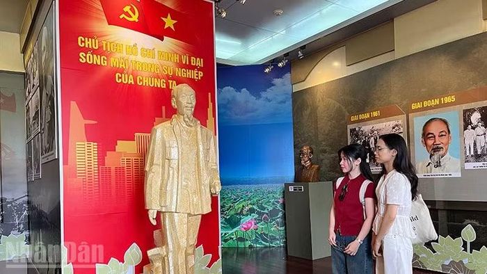Trưng bày các tác phẩm điêu khắc về chân dung Chủ tịch Hồ Chí Minh tại Bảo tàng Hồ Chí Minh, chi nhánh Thành phố Hồ Chí Minh năm 2025. (Ảnh: LINH BẢO)