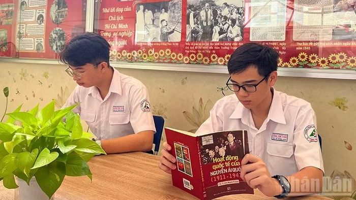 Học sinh Trường trung học phổ thông Lương Thế Vinh đọc sách tại Không gian văn hóa Hồ Chí Minh của nhà trường.