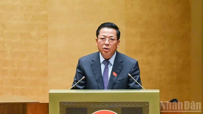 Bộ trưởng Xây dựng Trần Hồng Minh, thừa ủy quyền của Thủ tướng Chính phủ trình bày Báo cáo một số nội dung chính đã được tiếp thu, giải trình, chỉnh lý và hoàn thiện dự thảo Luật sửa đổi, bổ sung một số điều của Luật Kiến trúc. (Ảnh: DUY LINH)