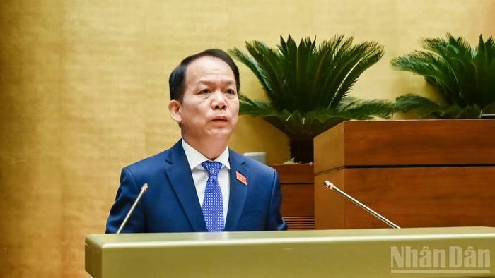 Bộ trưởng Tư pháp Hoàng Thanh Tùng trình bày Báo cáo tiếp thu, giải trình, chỉnh lý dự thảo Luật. (Ảnh: DUY LINH)