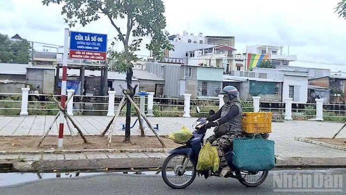 Khu vực cửa xả thoát nước thải và nước mưa trên đường Mạc Cửu, phường An Xuyên, tỉnh Cà Mau. (Ảnh: HỮU TÙNG)