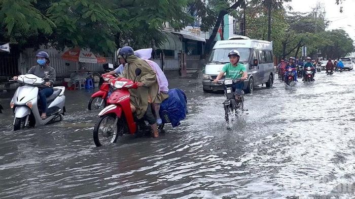 Do chưa triển khai được dự án chống ngập nên mỗi khi mưa lớn cục bộ, đường phố nội thị Cà Mau lại bị ngập, ảnh hưởng lớn đến đi lại và sinh hoạt của người dân. (Ảnh: HỮU TÙNG)