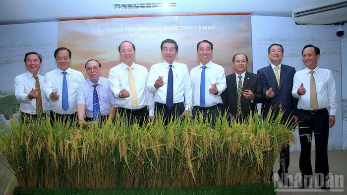 Lãnh đạo, nguyên lãnh đạo tỉnh Cà Mau chụp ảnh lưu niệm khi tham quan phối cảnh Công viên ba hạt lúa trưng bày tại Bảo tàng Lúa nước, phường Bạc Liêu, tỉnh Cà Mau hồi tháng 4/2026. (Ảnh: HỮU TÙNG)