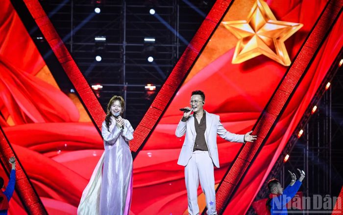 Nhạc sĩ Hoàng Bách và ca sĩ Lâm Bảo Ngọc cùng song ca nhạc phẩm "Mùa xuân trên Thành phố Hồ Chí Minh" trong tiếng reo hò của khán giả.
