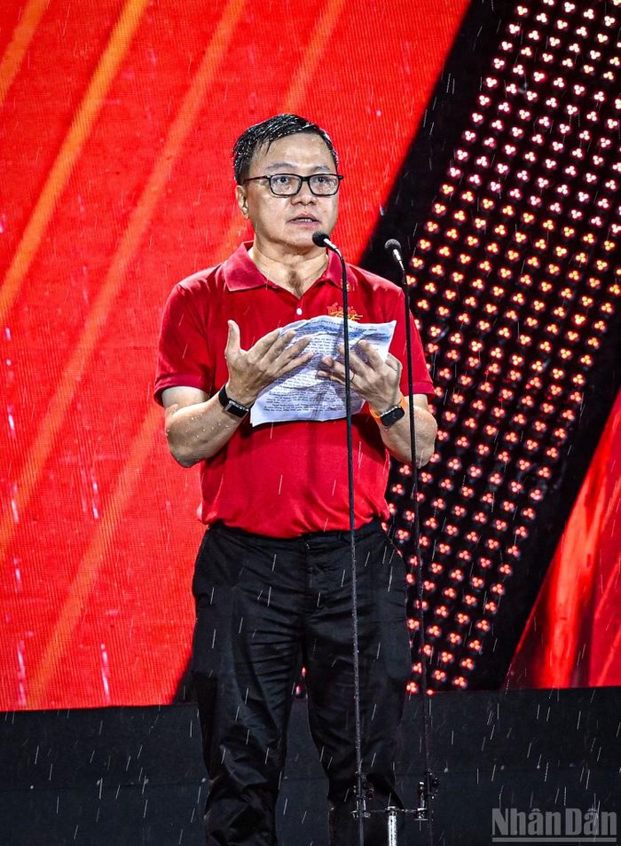 Đồng chí Lê Quốc Minh, Ủy viên Trung ương Đảng, Tổng Biên tập Báo Nhân Dân, Phó Trưởng ban Tuyên giáo Trung ương, Chủ tịch Hội Nhà báo Việt Nam phát biểu xúc động dưới cơn mưa nặng hạt.