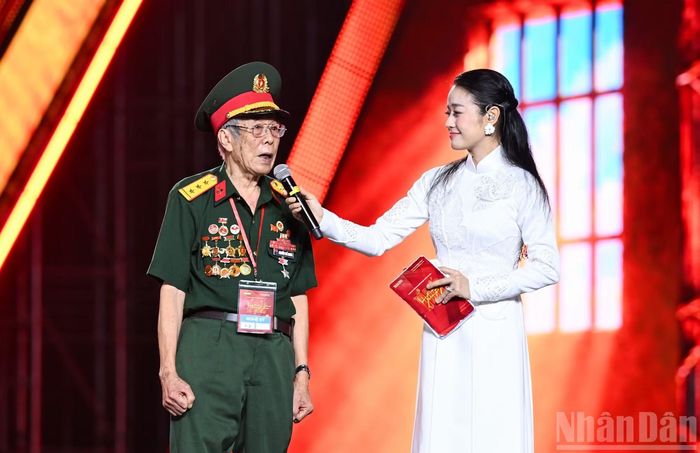 Cựu chiến binh Nguyễn Thế Nghĩa kể chuyện về lá cờ được những người tù Phú Quốc vẽ bằng máu trong những năm tháng bị giam cầm.