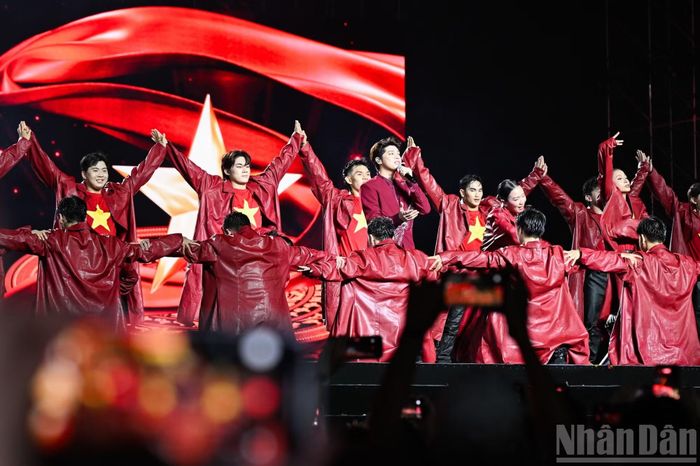 Ca khúc "Nhà tôi có treo một lá cờ" được thể hiện bởi ca sĩ Noo Phước Thịnh.