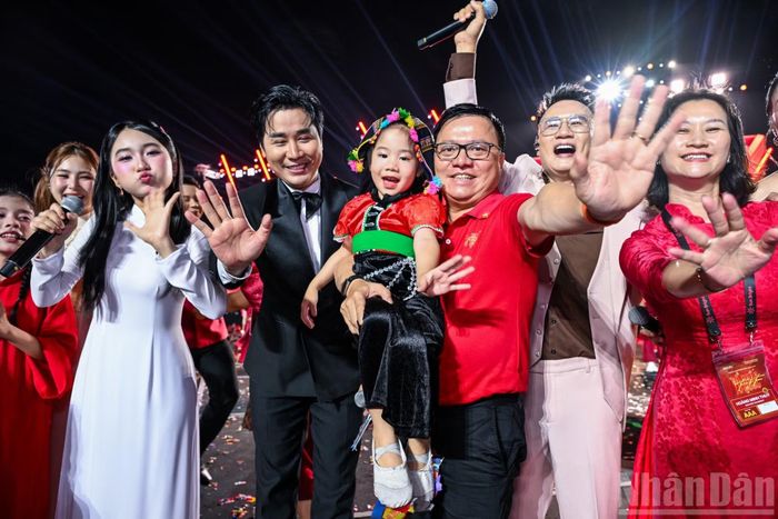 Chương trình khép lại trong sự xúc động của hàng chục nghìn khán giả.