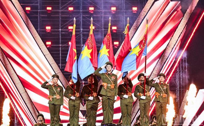 Khối sĩ quan đại diện Năm cánh quân mở màn phần diễu binh của chương trình.