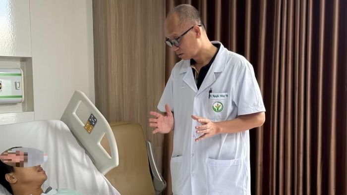 Phó Giáo sư, Tiến sĩ, bác sĩ Nguyễn Hồng Hà, Trưởng khoa Phẫu thuật Hàm mặt và Tạo hình thẩm mỹ trao đổi với bệnh nhân.
