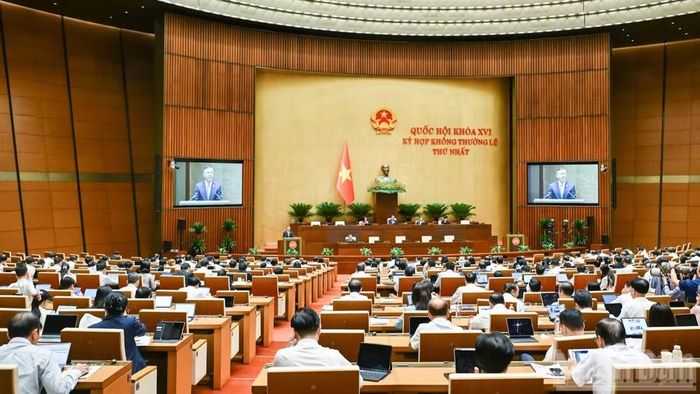 Thừa ủy quyền của Thủ tướng Chính phủ, Bộ trưởng Tài chính Ngô Văn Tuấn trình bày tóm tắt Báo cáo giải trình, tiếp thu, chỉnh lý dự thảo Nghị quyết của Quốc hội. (Ảnh: DUY LINH)