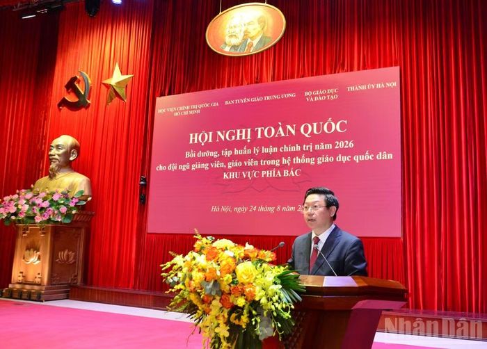 Đồng chí Trần Thanh Lâm, Ủy viên Trung ương Đảng, Phó Trưởng ban Tuyên giáo Trung ương phát biểu khai mạc hội nghị. (Ảnh: PHẠM CƯỜNG)