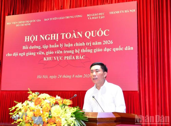 Đồng chí Đoàn Văn Báu, Vụ trưởng Vụ Lý luận chính trị, Ban Tuyên giáo Trung ương phát biểu tại hội nghị. (Ảnh: PHẠM CƯỜNG)