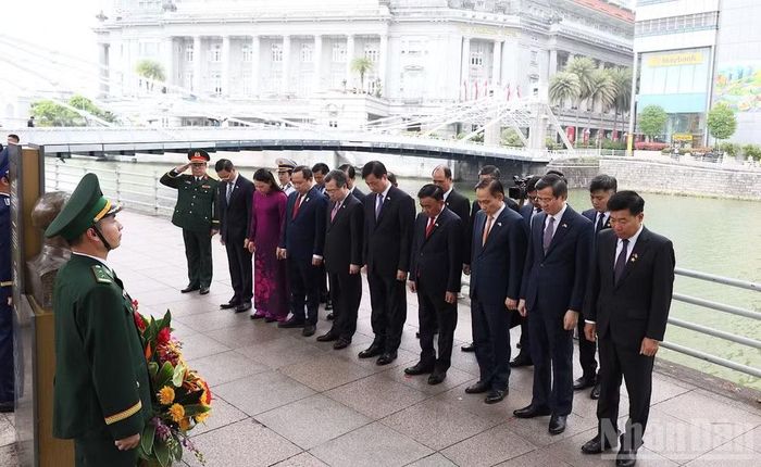 Thường trực Ban Bí thư Trần Cẩm Tú và các thành viên trong Đoàn thành kính tưởng nhớ công lao vĩ đại của Chủ tịch Hồ Chí Minh - Anh hùng giải phóng dân tộc Việt Nam, Danh nhân văn hóa thế giới.