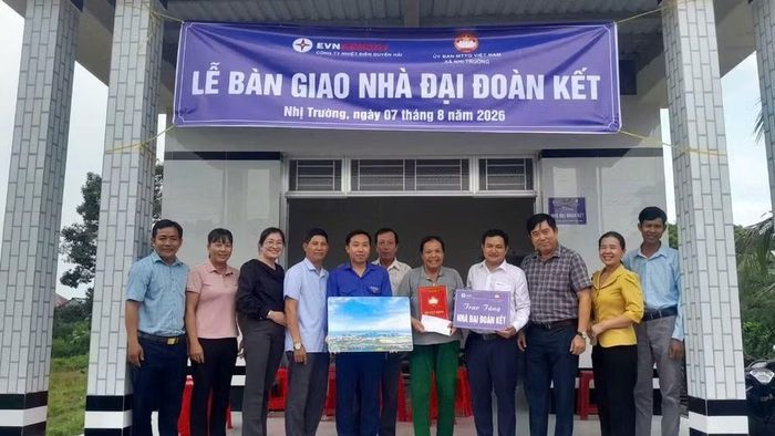 Đại diện Công ty Nhiệt điện Duyên Hải trao hỗ trợ Nhà Đại đoàn kết cho hộ gia đình có hoàn cảnh khó khăn tại tỉnh Vĩnh Long. (Ảnh: NGUYỄN HUYỀN)