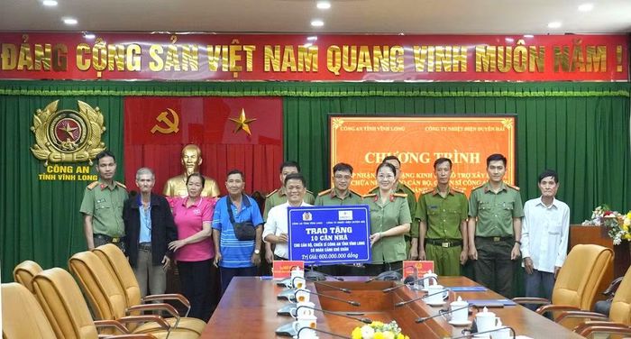 Công ty Nhiệt điện Duyên Hải trao bảng tượng trưng kinh phí hỗ trợ xây dựng, sửa chữa 10 căn nhà cho cán bộ, chiến sĩ có hoàn cảnh khó khăn. (Ảnh: NGUYỄN HUYỀN)