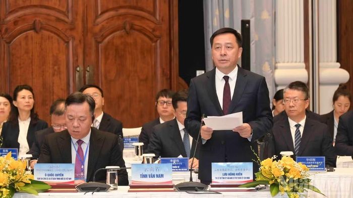 Ông Lưu Hồng Kiến, Phó Bí thư Tỉnh ủy Vân Nam, Bí thư Thành ủy Côn Minh (Trung Quốc) phát biểu tại hội nghị. (Ảnh: CÔNG HẢI)