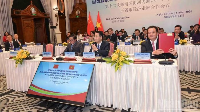 Các địa phương ký kết biên bản hội nghị hợp tác hành lang kinh tế trong giai đoạn tiếp theo. (Ảnh: CÔNG HẢI)