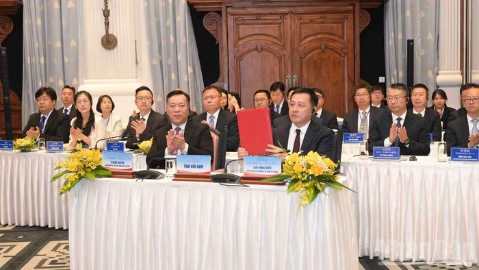 Các địa phương ký kết biên bản hội nghị hợp tác hành lang kinh tế trong giai đoạn tiếp theo. (Ảnh: CÔNG HẢI)