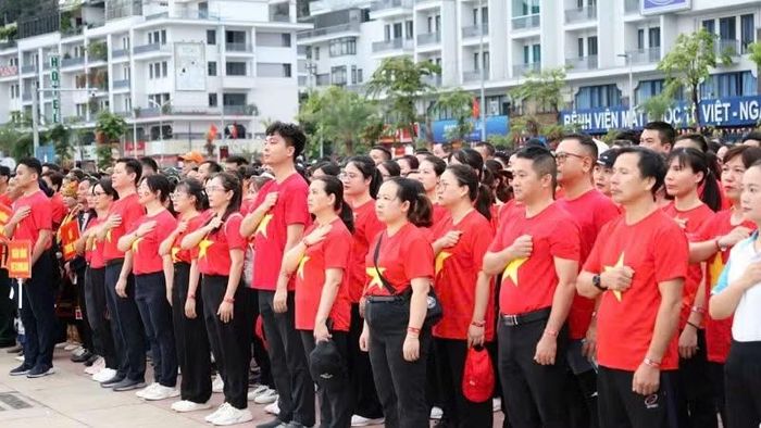Thực hiện nghi lễ chào cờ và hát Quốc ca tại Chương trình "Cùng Việt Nam tiến bước" năm 2025. (Ảnh: Quang Thọ)