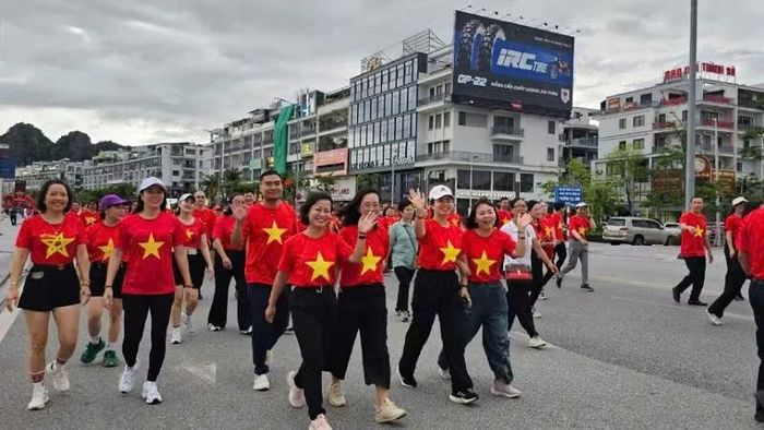 Chương trình "Cùng Việt Nam tiến bước" đã để lại ấn tượng tốt đẹp trong lòng mỗi người dân Quảng Ninh. (Ảnh: Quang Thọ)