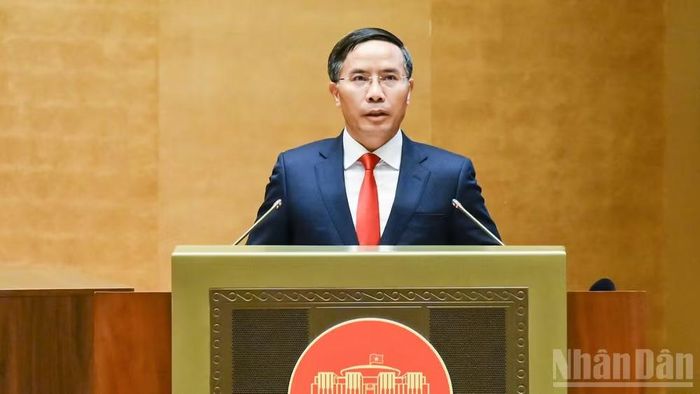Thống đốc Ngân hàng Nhà nước Phạm Đức Ấn báo cáo một số nội dung tiếp thu, chỉnh lý dự thảo Luật trước khi Quốc hội biểu quyết. (Ảnh: DUY LINH)