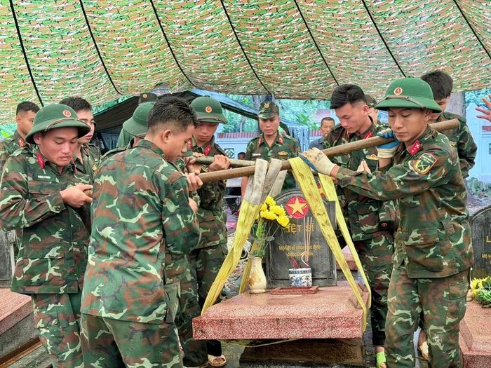 Cán bộ, chiến sĩ Bộ Chỉ huy Quân sự tỉnh Điện Biên cẩn trọng thực hiện khai quật, lấy mẫu tại các phần mộ liệt sĩ chưa xác định danh tính. (Ảnh: LÊ LAN)