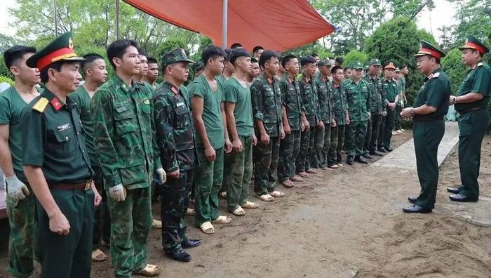 Thiếu tướng Nguyễn Ngọc Ngân dặn dò lực lượng lấy mẫu nỗ lực đẩy nhanh tiến độ nhưng phải bảo đảm đúng quy trình. (Ảnh: Bộ Chỉ huy Quân sự tỉnh Điện Biên)