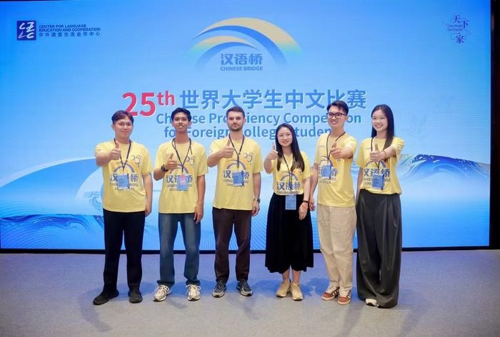 Thí sinh Lê Văn Đại cùng các đại diện xuất sắc trong cuộc thi Nhịp cầu Hán ngữ. (Ảnh do nhân vật cung cấp)