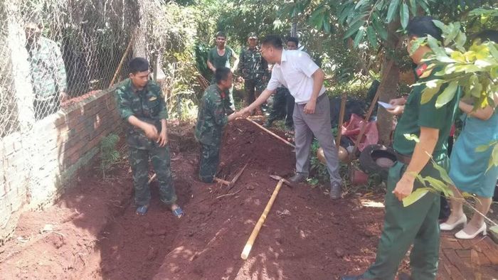 Lãnh đạo xã Lộc Tấn, thành phố Đồng Nai động viên các chiến sĩ Đội K76 đang làm nhiệm vụ (Ảnh: Đội K76)