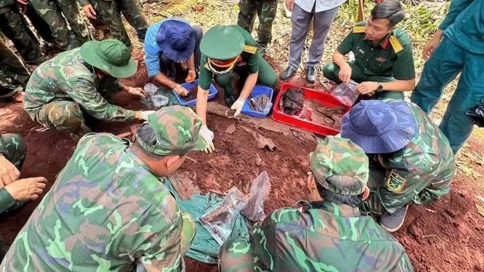 Nhiều phần mộ liệt sĩ chỉ còn lại ít xương cốt. (Ảnh: Đội K76)