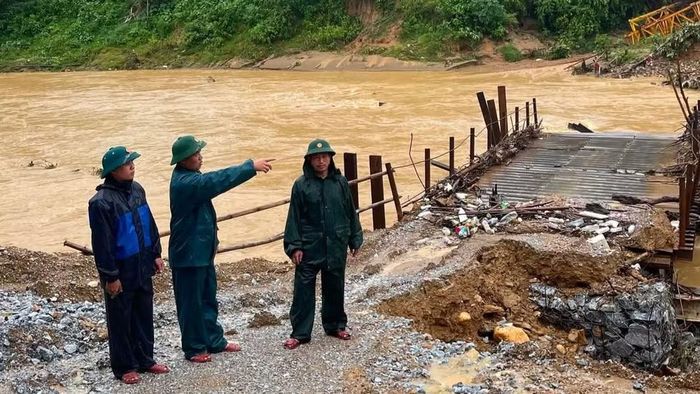 Khoảng 9 giờ ngày 20/8, cầu tạm bắc qua khe Hội Nguyện thuộc địa phận bản Yên Thắng, xã Yên Hòa bị nước lũ cuốn trôi. (Ảnh: Cơ sở cung cấp)