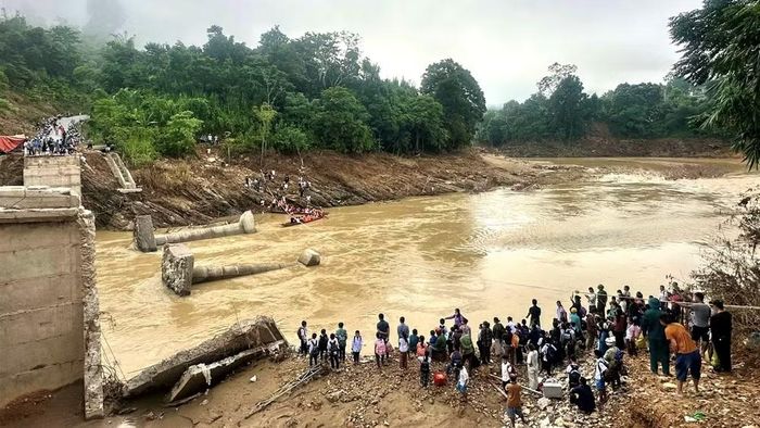 Năm 2025, bão Bualoi gây ra mưa lớn, nước lũ cuồn cuộn đã cuốn trôi chiếc cầu cứng Trung Thắng ở xã Yên Hòa. (Ảnh: HÀ HẰNG)