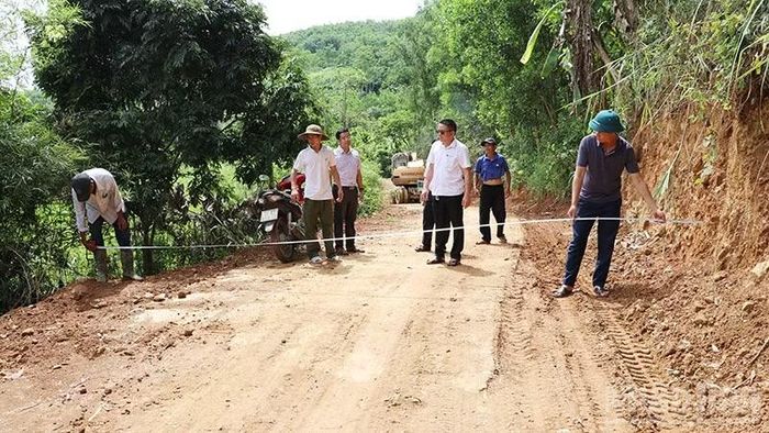 Lãnh đạo xã Sơn Cẩm Hà kiểm tra công trình trên địa bàn xã.