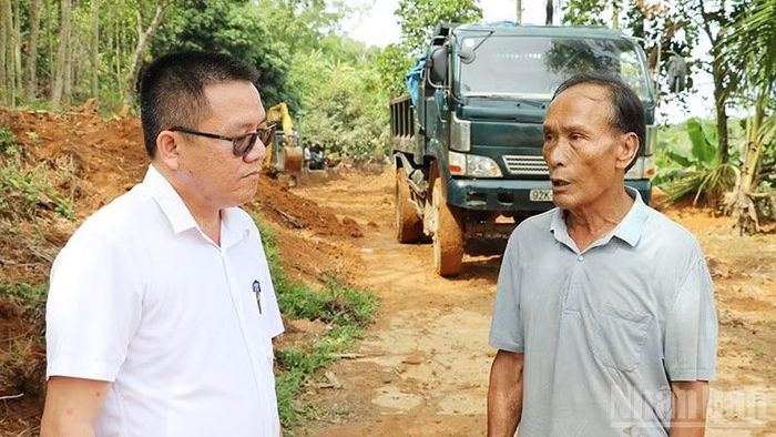 Chủ tịch Ủy ban nhân dân xã Sơn Cẩm Hà Phạm Việt Hậu (áo trắng) trực tiếp xuống thôn để lắng nghe ý kiến của người dân.
