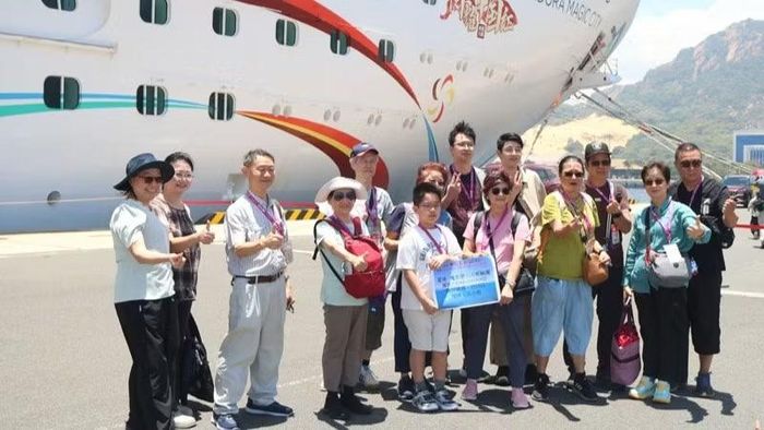 Du khách trên tàu biển quốc tế Adora Magic City chụp ảnh lưu niệm sau khi cập cảng và lên bờ đi tham quan nhiều điểm đến nổi bật của Nha Trang. (Ảnh: Cộng tác viên)
