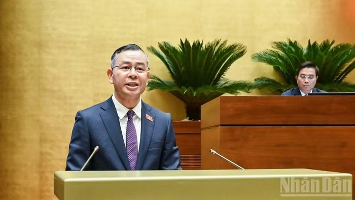 Bộ trưởng Tài chính Ngô Văn Tuấn trình bày báo cáo giải trình, tiếp thu, chỉnh lý dự thảo Luật trước khi Quốc hội biểu quyết. (Ảnh: DUY LINH)