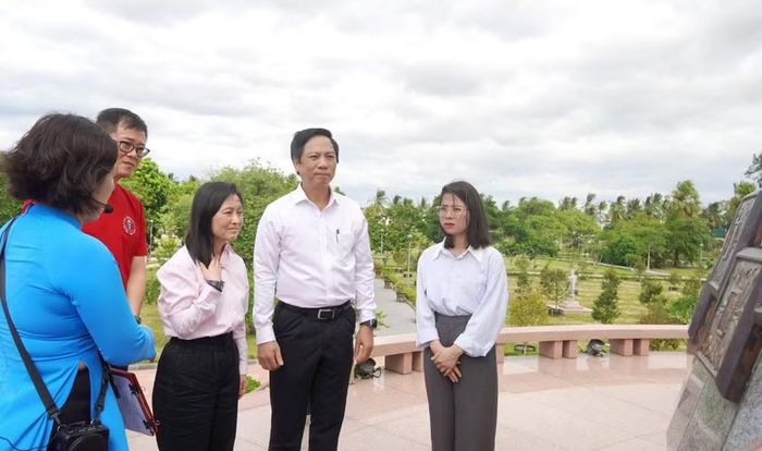 Bà Jennifer Wicks, Đại sứ Hoa Kỳ tại Việt Nam và các thành viên trong đoàn công tác nghe thuyết minh về Di tích quốc gia đặc biệt Thành cổ Quảng Trị. (Ảnh: H.M)