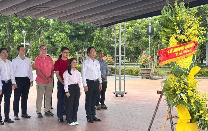 Đoàn công tác Đại sứ quán Hoa Kỳ tại Việt Nam và lãnh đạo tỉnh Quảng Trị tưởng niệm các Anh hùng liệt sĩ tại Di tích quốc gia đặc biệt Thành cổ Quảng Trị. (Ảnh: H.M)
