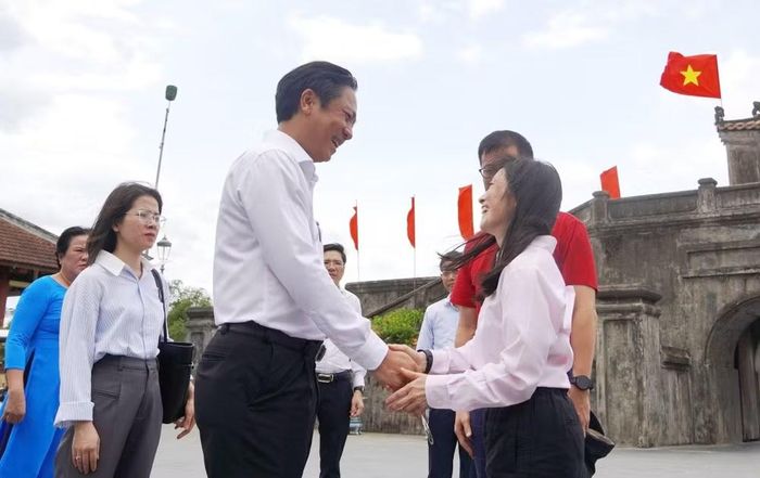 Đại sứ Hoa Kỳ tại Việt Nam Jennifer Wicks và Phó Chủ tịch Thường trực Ủy ban nhân dân tỉnh Quảng Trị Hoàng Nam bắt tay nhau tại Di tích quốc gia đặc biệt Thành cổ Quảng Trị. (Ảnh: H.M)