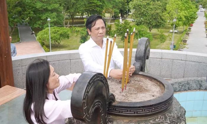 Đại sứ Hoa Kỳ tại Việt Nam Jennifer Wicks và Phó Chủ tịch Thường trực Ủy ban nhân dân tỉnh Quảng Trị Hoàng Nam dâng hương tại Di tích quốc gia đặc biệt Thành cổ Quảng Trị. (Ảnh: H.M)
