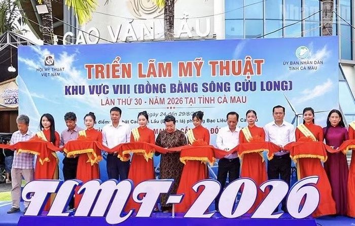  Các đồng chí lãnh đạo tỉnh Cà Mau và đại biểu cắt băng khai mạc triển lãm Mỹ thuật Đồng bằng sông Cửu Long lần thứ 30 năm 2026. (Ảnh: TRỌNG DUY) 