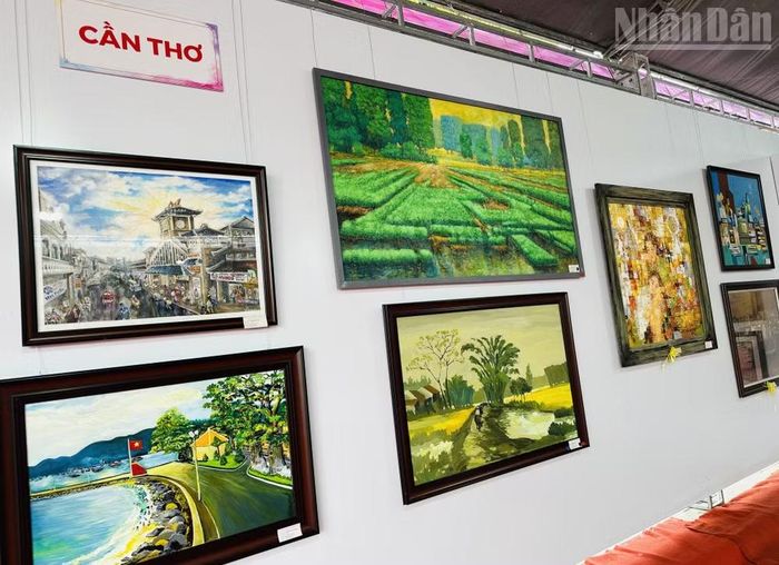 Các tác phẩm mỹ thuật thuộc đơn vị thành phố Cần Thơ triển lãm tại khu vực Quảng trường Hùng Vương, phường Bạc Liêu. (Ảnh: TRỌNG DUY)
