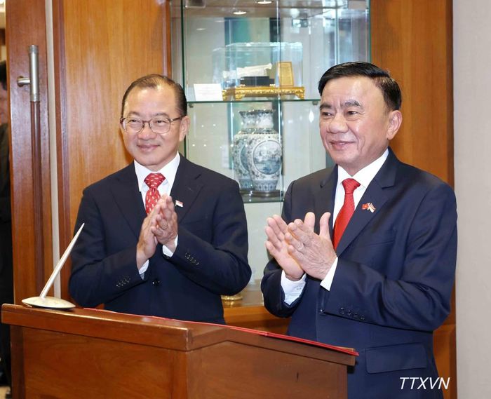 Thường trực Ban Bí thư Trần Cẩm Tú và Chủ tịch Quốc hội Singapore Seah Kian Peng tại Nhà Quốc hội Singapore. (Ảnh: TTXVN)