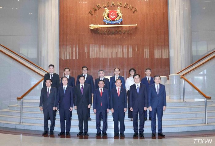 Thường trực Ban Bí thư Trần Cẩm Tú và Chủ tịch Quốc hội Singapore Seah Kian Peng cùng các đại biểu chụp ảnh chung. (Ảnh: TTXVN)
