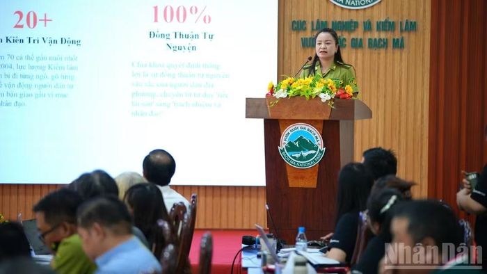 Bà Nguyễn Thị Loan, Hạt Kiểm lâm số 17, Chi cục Kiểm lâm Thái Nguyên chia sẻ tại hội thảo. (Ảnh: LÊ CHÍ)