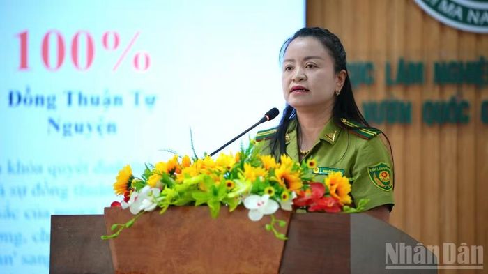 Bà Nguyễn Thị Loan, đại diện Hạt Kiểm lâm số 17, Chi cục Kiểm lâm Thái Nguyên chia sẻ tại hội thảo. (Ảnh: LÊ CHÍ)