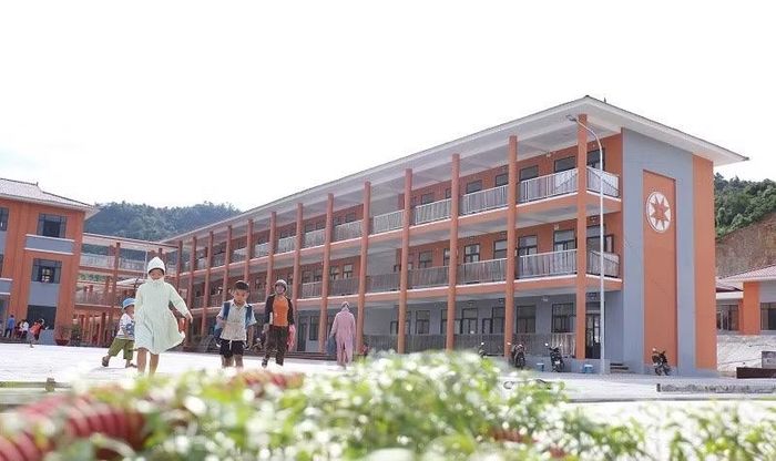 Trường nội trú liên cấp Thanh Nưa là một trong số 15 trường nội trú liên cấp được đầu tư xây dựng tại 15 xã biên giới thuộc tỉnh Điện Biên. Hiện tại, Trường nội trú liên cấp Thanh Nưa đã hoàn thành, bảo đảm phục vụ học tập, ăn ở cho hơn 1.000 học sinh là con em đồng bào xã biên giới. (Ảnh: LÊ LAN)