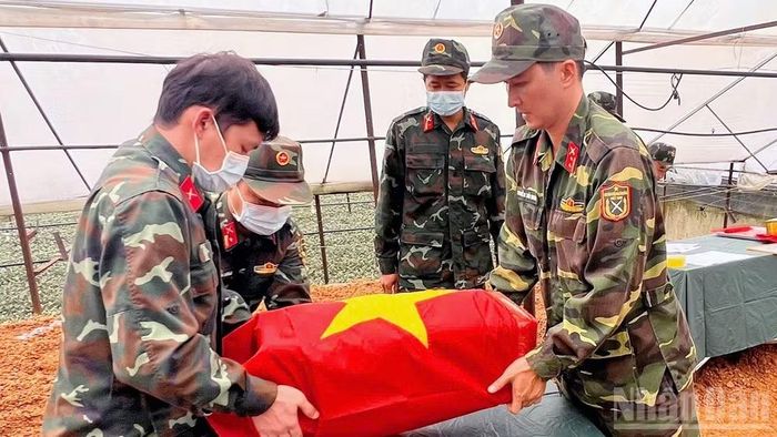 Tìm kiếm, quy tập hài cốt liệt sĩ là nhiệm vụ thiêng liêng, là mệnh lệnh của trái tim. (Ảnh: Đam Trọng)