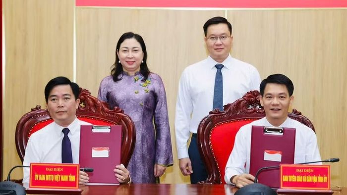 Đại diện các cơ quan liên quan đã thực hiện bàn giao, tiếp nhận các nội dung theo quy định. (Ảnh: Đức Lam)